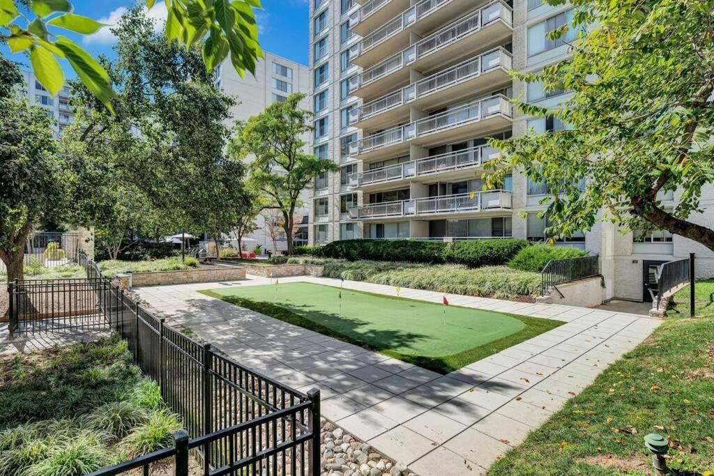 Modern Apartment At Crystal City Арлингтон Экстерьер фото
